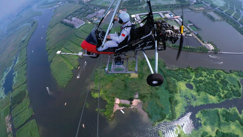 測繪地理信息工作人員利用三角翼在白洋淀進(jìn)行航空測繪，為雄安新區(qū)規(guī)劃、選址和建設(shè)提供保障服務(wù)