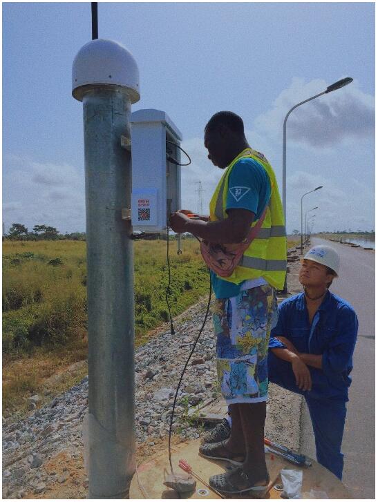 工人在觀測墩上搭建觀測站，這樣的觀測站共有11個