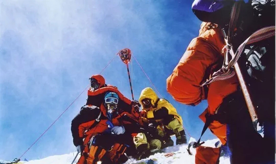 2005年，紅色全站儀覘標豎立在珠峰之巔